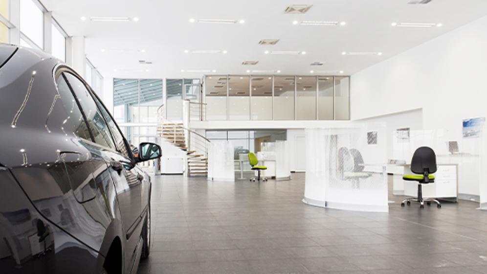 L'éclairage idéal pour les concessionnaires automobiles - entre showroom et atelier